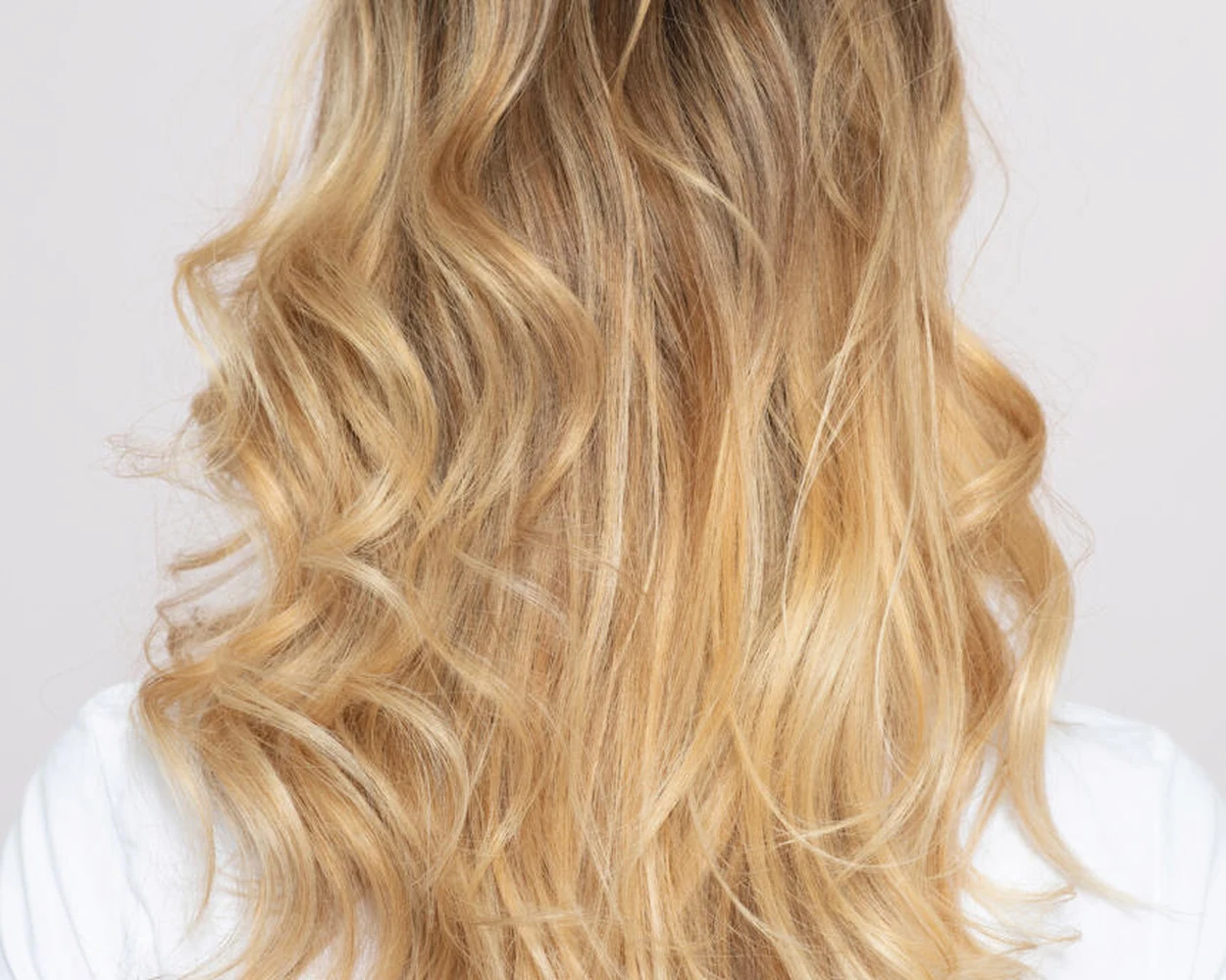 Blonde Balayage-Wellen mit weichem Verlauf, aus dem Original-Auftritt des Salons